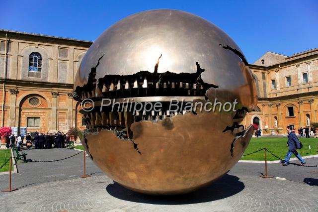 italie rome 04.jpg - ShËre en acier, cour de la Pigne, palais du VaticanRome, Italie